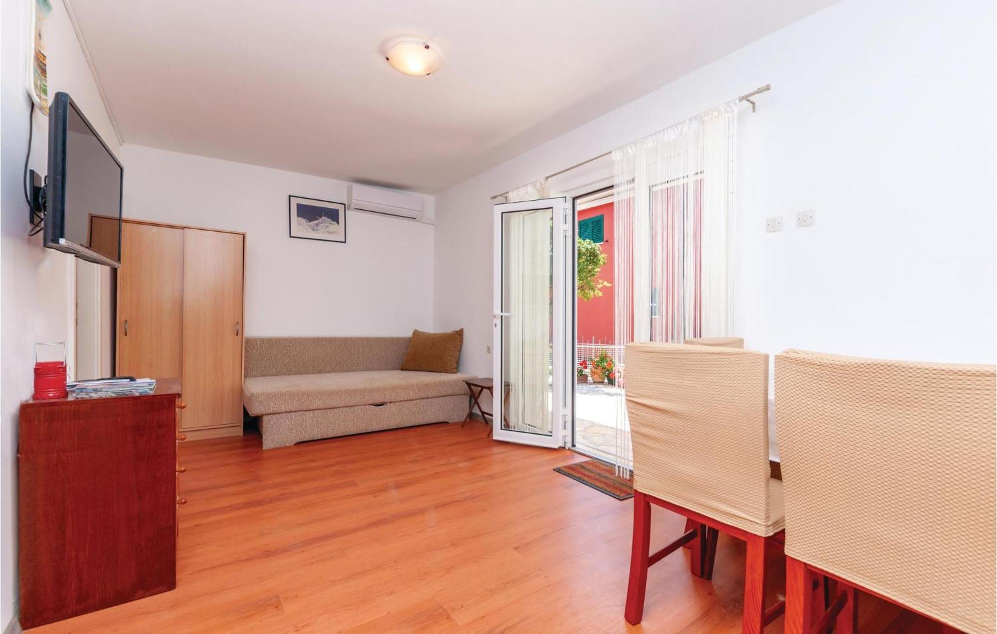 Beautiful Apartment In Jadrija With Kitchen Exteriör bild